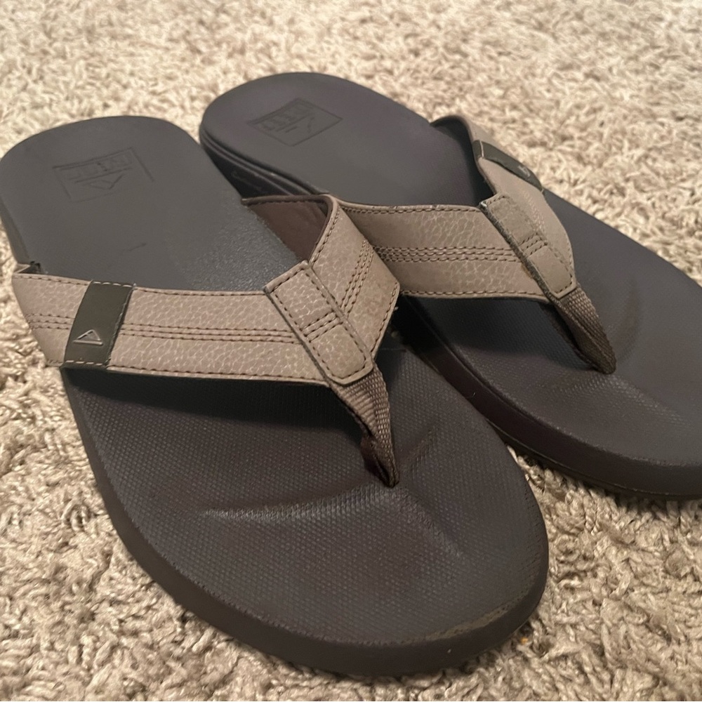 Like new Mens Reef sandals